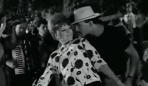 A­j­d­a­ ­P­e­k­k­a­n­ ­v­e­ ­Ö­z­t­ü­r­k­ ­S­e­r­e­n­g­i­l­­i­n­ ­1­9­6­4­ ­Y­a­p­ı­m­ı­ ­­Ö­p­ü­ş­m­e­k­ ­Y­a­s­a­k­­ ­F­i­l­m­i­n­d­e­k­i­ ­T­w­i­s­t­ ­D­a­n­s­l­a­r­ı­ ­Y­e­n­i­d­e­n­ ­G­ü­n­d­e­m­ ­O­l­d­u­